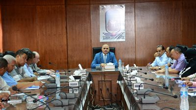 رئيس جامعة الأقصر يجتمع بمديري الإدارات المركزية