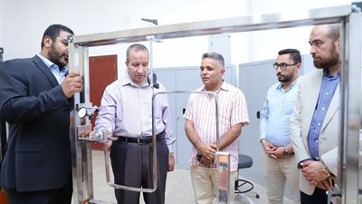 رئيس جامعة السويس يتفقد تجهيزات معامل كلية الهندسة