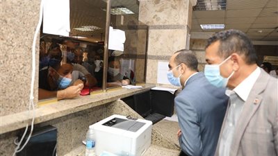 نائب محافظ سوهاج يتابع سير العمل بالمركز التكنولوجي لخدمة المواطنين بحي شرق سوهاج