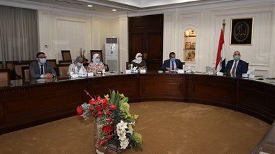 وزير الإسكان يتابع موقف توصيل المرافق وتسليم قطع الأراضى بمشروع 