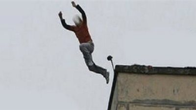 معلم يقفز من الدور الثالث هربا من حملة على مراكز الدروس الخصوصية الأربعاء،