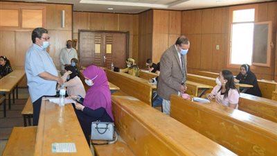 رئيس جامعة سوهاج يتفقد امتحانات الترم الصيفي لكليتي الآداب والحقوق