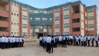  مدير مدرسة يقرر عودة طالبة إلي منزلها بعد ارتفاع درجة حرارتها قبل دخولها مدرسة