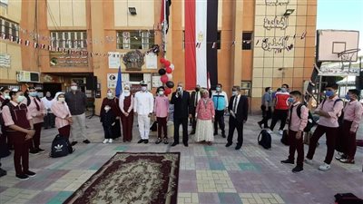 بالصور.. محافظ دمياط يكرم أبناء الشهداء في أول يوم دراسى