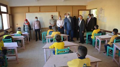 محافظ الوادى الجديد يتفقد مدرسة موط الإبتدائية بأول أيام العام الدراسي الجديد