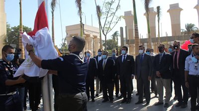 وزير التعليم العالى يوجه بالالتزام بإجراءات التباعد وارتداء الكمامة فى الجامعات