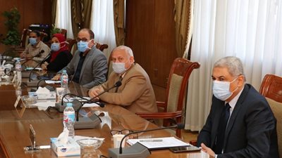 رئيس جامعة بنها يتفقد الدراسة بهندسة شبرا