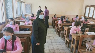 بالصور.. مدارس الثانويه تسلم أجهزه التابلت لطلاب الصف الأول الثانوى 