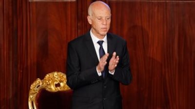  الرئيس التونسي يحذر من خرق الدستور