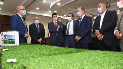 الإسكان : استخدام النجيل الصناعي في 