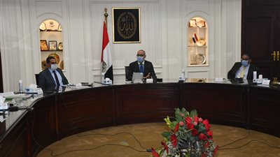 وزير الإسكان يستعرض مشروع الاشتراطات البنائية بالقاهرة والجيزة والإسكندرية
