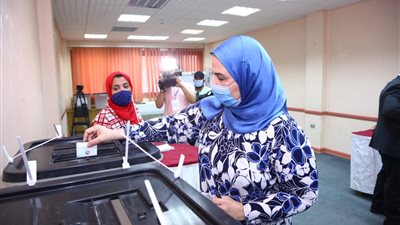 وزيرة التضامن الاجتماعى تدلى بصوتها فى انتخابات مجلس النواب