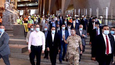 بالصور.. رئيس الوزراء يتفقد المتحف المصري الكبير