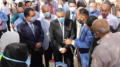 رئيس جامعة جنوب الوادى يفتتح المعرض الفني لإبداعات الطلاب