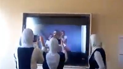 مسلسل الرقص على شاشات العرض مستمر.. بنات ثانوى يرقصن على انغام المهرجانات وحمو بيكا داخل الفصل.. فيديو