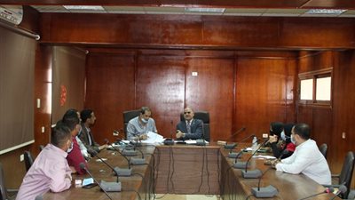 رئيس جامعة الأقصر يعقد اجتماع مع أعضاء هيئة التدريس كلية الحاسبات والمعلومات