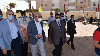 محافظ جنوب سيناء يزور المدرسة الفكرية بطور سيناء ويشيد بالتطور الملموس للطلاب ويهدي جوائز ومكافآت مالية لهم