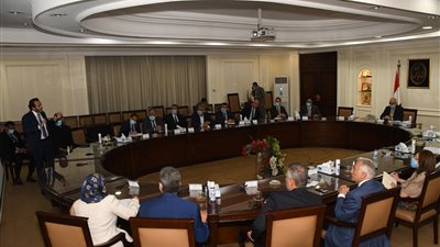وزير الإسكان يستعرض بدائل مخطط تنمية المرحلتين  الثانية والثالثة بالعاصمة الإدارية الجديدة