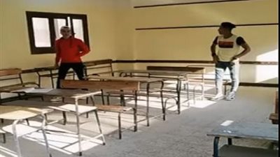 طالبان يحطمان عدد من ديسكات فصل باحد المدارس.. فيديو