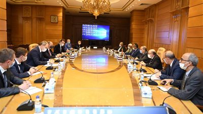 وزير الإنتاج الحربي يبحث تصنيع الجرارات مع منسك البيلاروسية.. ويحث الشركات على مزيد من التعاون