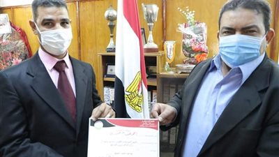 وكيل التعليم بالوادى الجديد يكرم إدارة الموهوبين وفريق العمل بأقسام الإدارات للجهد المبذول فى إفتتاح مركز الموهوبين والظهور بالمظهر اللائق