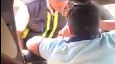 النيابة تأمر بالتحقيق مع الطفل صادم أمين الشرطة بالسيارة.. فيديو 