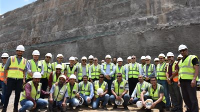 وزير الإسكان يتفقد مشروع إنشاء سد ومحطة جيوليوس بدولة تنزانيا