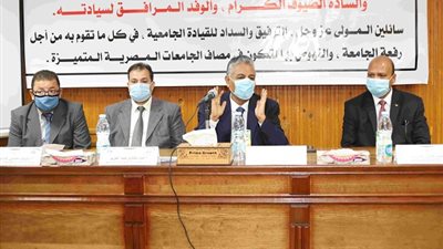 رئيس جامعة جنوب الوادى يلتقى بأعضاء هيئة التدريس بكلية الحقوق