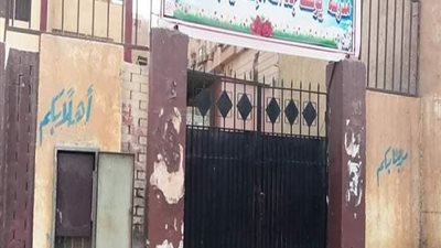 أولياء الأمور: على باب المدرسة صندوق كهرباء مفتوح.. والتعليم ترد 