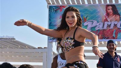 بمشاركة المعلمين.. شاهد فيديو للراقصه لورديانا يعرض علي السبور الذكية لطلاب المدرسة