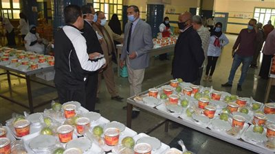 رئيس جامعة سوهاج يفاجئ المطعم المركزي بزيارة تفقدية ويتابع مراحل إعداد الطعام 