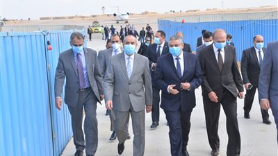 وزير الطيران المدنى يتفقد أعمال مشروع توسعة مطــار سفنكس الدولى