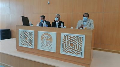 رئيس جامعة جنوب الوادى يعقد اللقاء الأول مع طلاب كليتي التربية والحاسبات والمعلومات بالغردقة