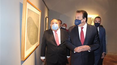 وزير التعليم العالي يتفقد المتحف الفني المعاصر بجامعة حلوان