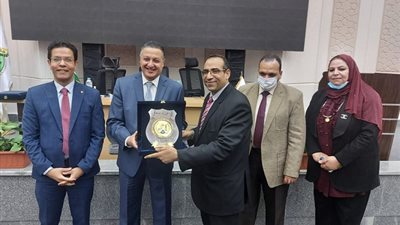 مجلس جامعة بنها يكرم عميد كلية الطب البيطرى