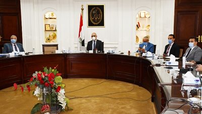  وزير الإسكان يستعرض البدائل المُقترحة لتنمية المرحلتين الثانية والثالثة بالعاصمة الإدارية 