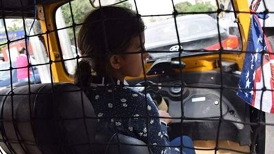 طالبة بالصف السادس الابتدائى تعمل سائقة توك توك لتوفير متطلبات الحياة 