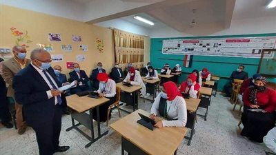 رضا حجازى يطمئن على تنفيذ جميع الإجراءات الاحترازية داخل الفصول باحد مدارس الشرقية
