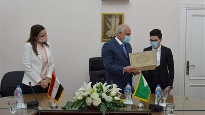 محافظ الجيزة يكرم الطلاب المبتكرين طريقة الوقاية من السرطان 