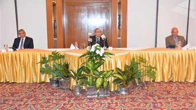 وزير الطيران المدنى يتفقد مشروع المشاية  الكهربائية بمطار القاهرة