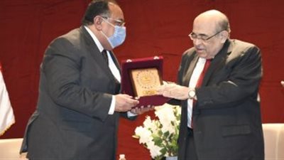 رئيس جامعة حلوان يكرم الدكتور مصطفى الفقى مدير مكتبة الإسكندرية