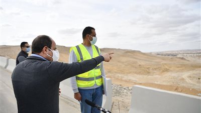 بالصور.. السيسى يتفقد مشروعات الشبكة القومية للطرق والمحاور بالقاهرة والجيزة 