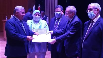 بالصور.. نائب وزير التربية والتعليم يكرم وكيل كفر الشيخ و3 مدارس فنية لتميزهم