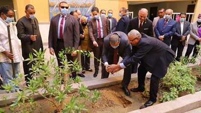 سعفان يشارك طلاب جامعة الأقصر زراعة شجرة في إطار مبادرة 