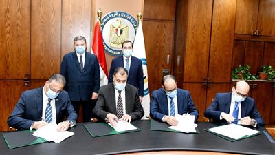 وزيرا قطاع الأعمال العام والبترول يشهدان توقيع بروتوكولات لتسوية المديونيات التاريخية لشركات قطاع الأعمال العام لصالح 