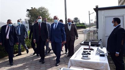 رئيس الوزراء يتفقد منطقة التجارب للمقارنة بين نظم الري التقليدية والحديثة
