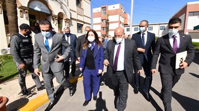 وزيرة الإعمار والإسكان العراقية ومسئولو وزارة الإسكان يتفقدون محطة مياه روض الفرج