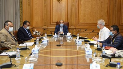 وزير الدولة للإنتاج الحربي يبحث مع 