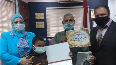 وكيل تعليم كفر الشيخ تكرم الطفل صاحب فيديو 