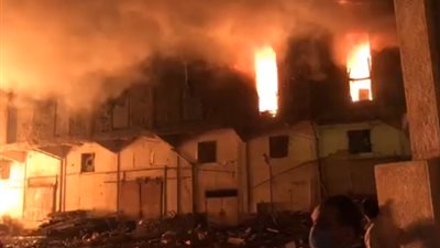 بالفيديو.. اندلاع حريق هائل بميناء الإسكندرية